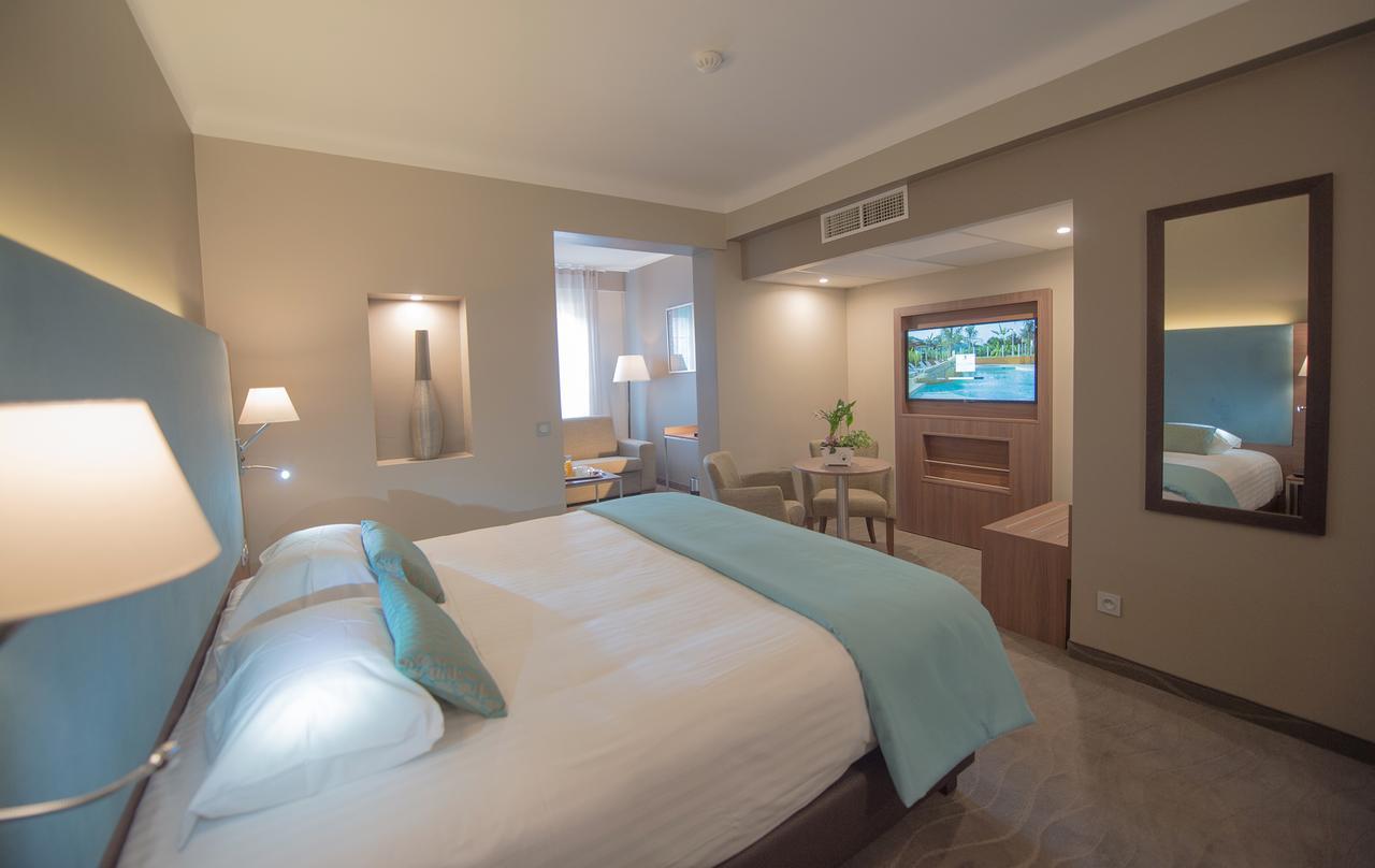 Hotel Lou Castelet Карос Екстериор снимка